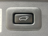 【パワーバックドア】スマートキーや運転席のボタンを押すだけでリアゲートが自動で開閉します!荷物を持っている時や、高い位置にあるバックドアを閉める際に便利な機能です♪