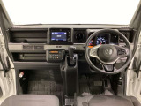 車内は光触媒抗菌消臭施工済です。インパネ周りはスタイリッシュなデザインで機能や装備も充実しています。グローブボックスやカップホルダーのほかにトレーなどたくさんの収納スペースが付いています。
