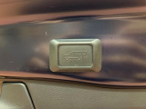 【パワーバックドア】スマートキーや運転席のボタンを押すだけでリアゲートが自動で開閉します!荷物を持っている時や、高い位置にあるバックドアを閉める際に便利な機能です♪