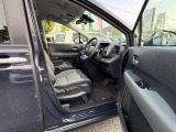 ゆったり、しっかりと座れるシートに運転席は高さ調節可能なパワーシート付き!シート位置の前後と高さ、レバーの上下左右の調節で自分にあったポジションを見つけることができます!