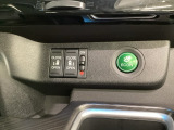 リアドアは乗り降りに便利な両側電動スライドドアです。また運転席に座っていながらスイッチ操作で自在にスライドドアを開け閉めできます。燃費に役立つECONボタンもここです。