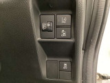ハンドルの右側にはヘットライトリベライザーとHondaセンシング用のメインスイッチがついています。ヘッドライトリベライザーは道路状況や積荷の加重に応じてライトの高さを調節できます。