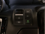 セレクトレバーの右に電子制御パーキングブレーキがあります。スイッチひとつで、停車した地点の傾斜などをシステムが検知・判断してブレーキ力を自動的に最適制御し、しっかり停車できるパーキングシステムです。