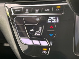 【オートエアコン】一度お好みの温度に設定すれば、車内の温度を検知し風量や温度を自動で調整。暑い…寒い…と何度もスイッチ操作をする必要はありません。快適な車内空間には必須の機能ですね♪