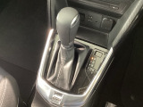 ハンドル周りがすっきりするフロアシフト。ハンドル操作に集中しやすいので、事故の防止にも役立ちます。