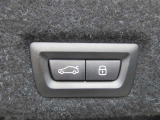 電動リアゲート装備です。バンパー下でのキックスイッチも装備されております。