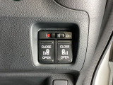 リアドアは乗り降りに便利な両側電動スライドドアです。また運転席に座っていながらスイッチ操作で自在にスライドドアを開け閉めできます。
