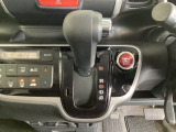 CVT車のセレクトレバーです。低速から高速まで、変速ショックのないスムーズな走りを実現するとともに、エンジン効率のよい領域を維持することで燃費にも貢献します。