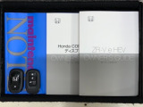 スマートキーは鍵をバッグに入れたままでもドアロックの開閉やエンジンのON・OFFができます。夜間や雨の日も鍵を探さなくて良いので便利です。