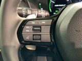 ステアリングにオーディオ操作スイッチが付いています。オーディオ画面に直接タッチしなくても操作が出来ますので、運転に集中できます。