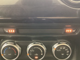 運転席と助手席にはシートヒーターが付いています☆寒い時期に腰周りを温めてくれるので体全体が温まりやすいのは勿論、暖房と違い顔に風が当たらないので、乾燥肌やドライアイの方でも大丈夫☆