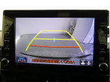 バックガイドモニター付き。車両後方の映像をナビ画面に表示し、駐車などの後退操作をサポートします。
