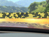 【ヘッドアップディスプレイ】現在の速度や走行情報をデジタル表示で運転席前方のガラスに投影!運転中、目線をずらさず必要な情報を確認できるのでとっても便利で安心!
