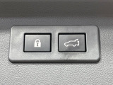 【パワーバックドア】スマートキーや運転席のボタンを押すだけでリアゲートが自動で開閉します!荷物を持っている時や、高い位置にあるバックドアを閉める際に便利な機能です♪