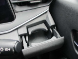 運転席で使用できる収納式ドリンクホルダーです。