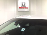 Honda SENSING装着車です。衝突を予測してブレーキをかけたり、前のクルマにちょうどいい距離で走行できる多彩な安心・快適機能を搭載した先進の安全運転支援システムがドライバーをサポートします。