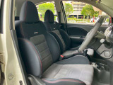 窮屈を感じさせない運転席周りになっています!