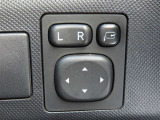 日本の駐車場は幅が広くないところが多くて、乗り降りが大変だったりしますよね。電動ミラーがあれば、室内でミラーをたためるので、駐車するときも便利ですね。