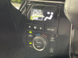 【オートエアコン】一度お好みの温度に設定すれば、車内の温度を検知し風量や温度を自動で調整。暑い…寒い…と何度もスイッチ操作をする必要はありません。快適な車内空間には必須の機能ですね♪