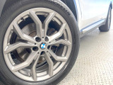 ●純正19インチアルミホイール:輸入車ならではの卓越した走りを支えるホイールと足回りです!日本車の走りに慣れている方にもぜひ体感して頂きたいほど、高いレベルでまとまっています!
