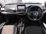 視界広々で非常に運転しやすくロングドライブでも疲れを感じさせないすっきりとまとまったインパネ周りです。