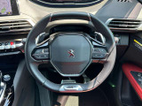 楕円形の小径ステアリングホイールは操作性も良く、駐車時の切り返しでも動きが少なくなります
