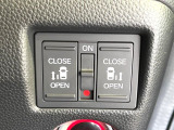 【両側パワースライドドア】スマートキーや運転席のスイッチで後席両側スライドドアの開閉が可能♪電動だから力を入れてドアを開ける必要が無く、小さなお子様でも簡単に開け閉めでき快適です♪