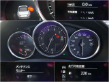 スポーティなメーターはタコメーターが一番大きく、そして中央に配置!燃費関連や半ドア警告液晶は左側。