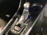 ハンドル周りがすっきりするフロアシフト。ハンドル操作に集中しやすいので、事故の防止にも役立ちます。