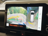 【パノラミックビューモニター】専用のカメラにより、上から見下ろしたような視点で360度クルマの周囲を確認することができます☆死角部分も確認しやすく、狭い場所での切り返しや駐車もスムーズに行えます。