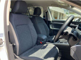 しっかり身体をサポートし、ロングドライブの疲労を軽減します。運転席助手席のリクライニングはダイヤル式を採用しており、追突時の安全性を確保する設計になっています。