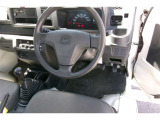 運転席の写真です。見通しのよいすっきりとした視界で、誰でも運転しやすいです。MT車になります。♪
