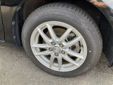 Aftermarketアルミ付。タイヤサイズは185/60R15、現在は夏タイヤ装着で残り溝は約5ミリです