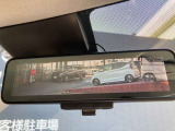 インテリジェントルームミラーです。人や物で視界が遮られてても、車体後部のカメラ映像に切り替えることにより、クリアな後方視界を実現しています。