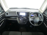 黒を基調としたスタイリッシュなデザインの運転席です。エマージェンシーブレーキ、踏み間違い防止などの安心装備付き!
