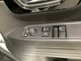 パワーウインドウは運転席でドア2枚とも上下の操作ができるようになっています。