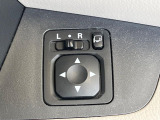【電動格納ミラー】サイドミラーは電動格納式となっており、狭い駐車場でもキズがつくリスクを抑えられます。