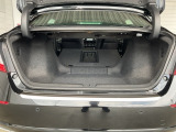 後部座席の背もたれを倒すと、長い荷物も積載できます。