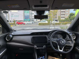 室内はゆったり乗れる広さで、視界も良好です。D型ハンドルで足元がぶつかることなく乗り降りができます!