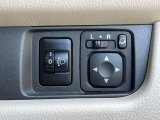 【電動格納ミラー】サイドミラーは電動格納式となっており、狭い駐車場でもキズがつくリスクを抑えられます。