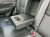 後部座席にもドリンクホルダーがございます。