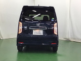 プライバシーガラスが装備されています。外を見るときには気にならずに、後方車両からは車内が見えにくくなってます