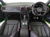 Audiのインテリアはエクステリア同様、優れたデザイン性とクオリティ、そして機能性を兼ね備えております。
