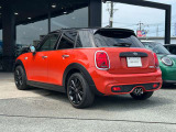 コンパクトな車体にパワフルなエンジン、ゴーカートのようなドライブフィールは乗ってみるとなお、他の車とは一線を画す魅力を持っています。