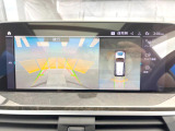 ●パノラミックビューモニター:専用のカメラにより、上から見下ろしたような視点で360度クルマの周囲を確認することができます☆死角部分も確認しやすく、狭い場所での切り返しや駐車もスムーズに行えます。