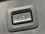 【パワーバックドア】スマートキーや運転席のボタンを押すだけでリアゲートが自動で開閉します!荷物を持っている時や、高い位置にあるバックドアを閉める際に便利な機能です♪