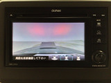 【バックカメラ】運転が苦手な方も車庫入れラクラクです!ギアをリバースに入れれば自動的に切り換わりますので、面倒な操作は不要です♪狭い駐車場もお車を傷つけず安心ですね!