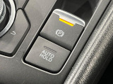 【電動パーキングブレーキ】パーキングブレーキは便利な電動式!ボタン一つで操作でき、アクセルを踏めば自動で解除されます♪レバーやペダルが無いので運転席廻りもすっきりしますね♪