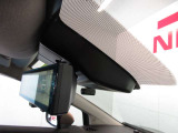 フロントカメラで前方の車両や歩行者を検知します。