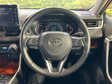 【純正革巻きステアリング】上質な革を使用することで、手にしっかり馴染みとても運転しやすいハンドルです♪